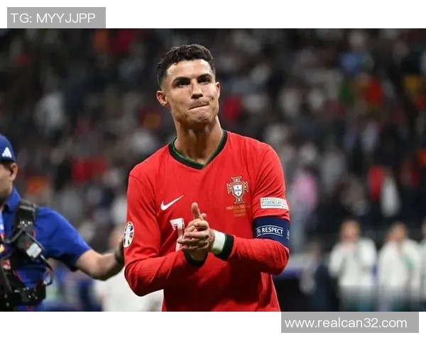 历史上最伟大的十位足球传奇人物盘点及其辉煌成就解析