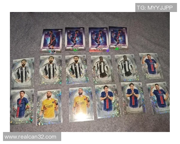 学校门口足球球星卡热卖吸引学生群体成收藏新潮流