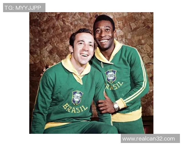 足球女星与世界顶级男球星同框合照展现魅力与实力完美融合