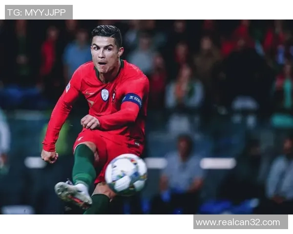 足球明星之间的深厚友谊与竞争关系解析：从场内到场外的情谊与博弈