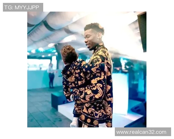 足球球星时尚潮流引领者 穿搭风格与场外魅力全解析