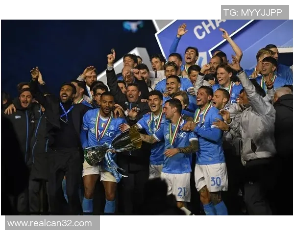 足球球星手捧冠军奖杯庆祝胜利瞬间展现荣耀与激情