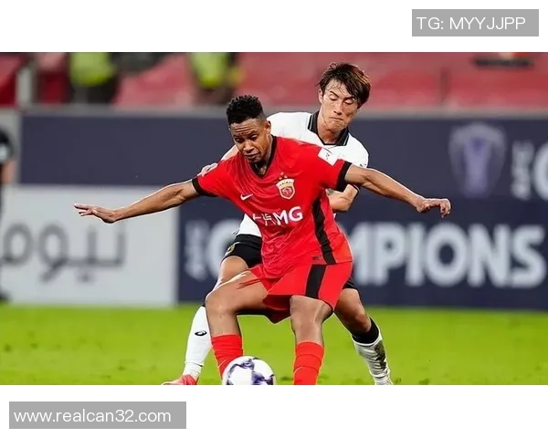 足球球星激烈比赛中脸部出血，引发球迷热议